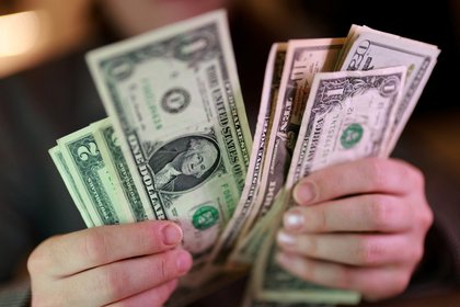 Курс доллара в России достиг максимума с начала осени