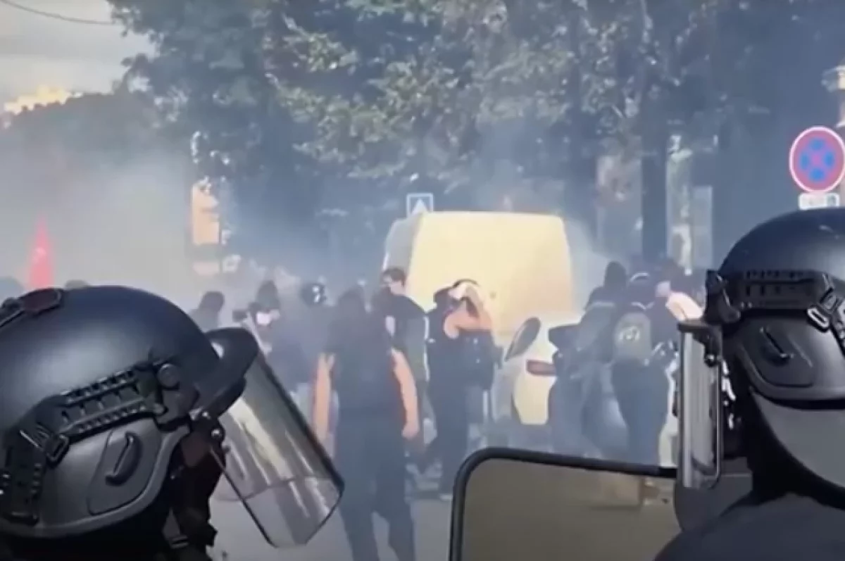 Более 1000 человек пострадали в ходе школьных беспорядков во Франции