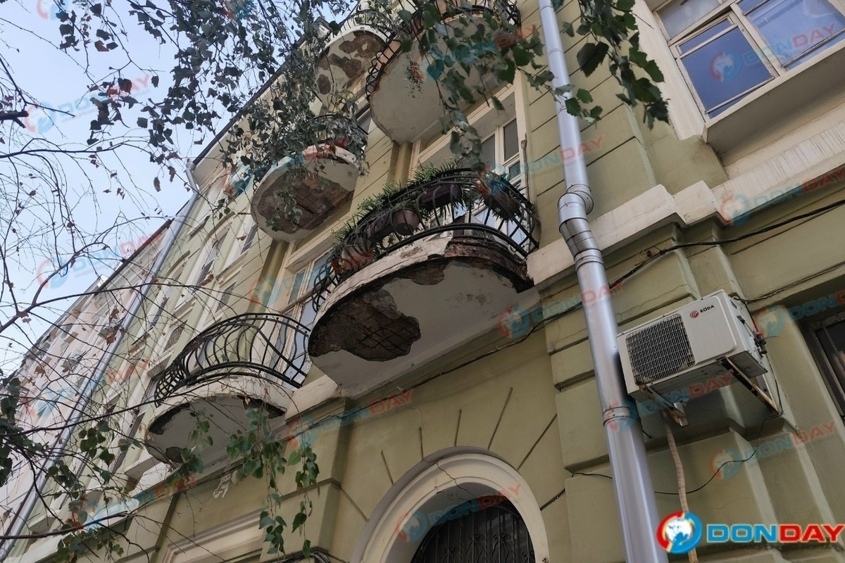 Тротуар под Управлением капитального строительства Ростова не закрыли после камнепада
