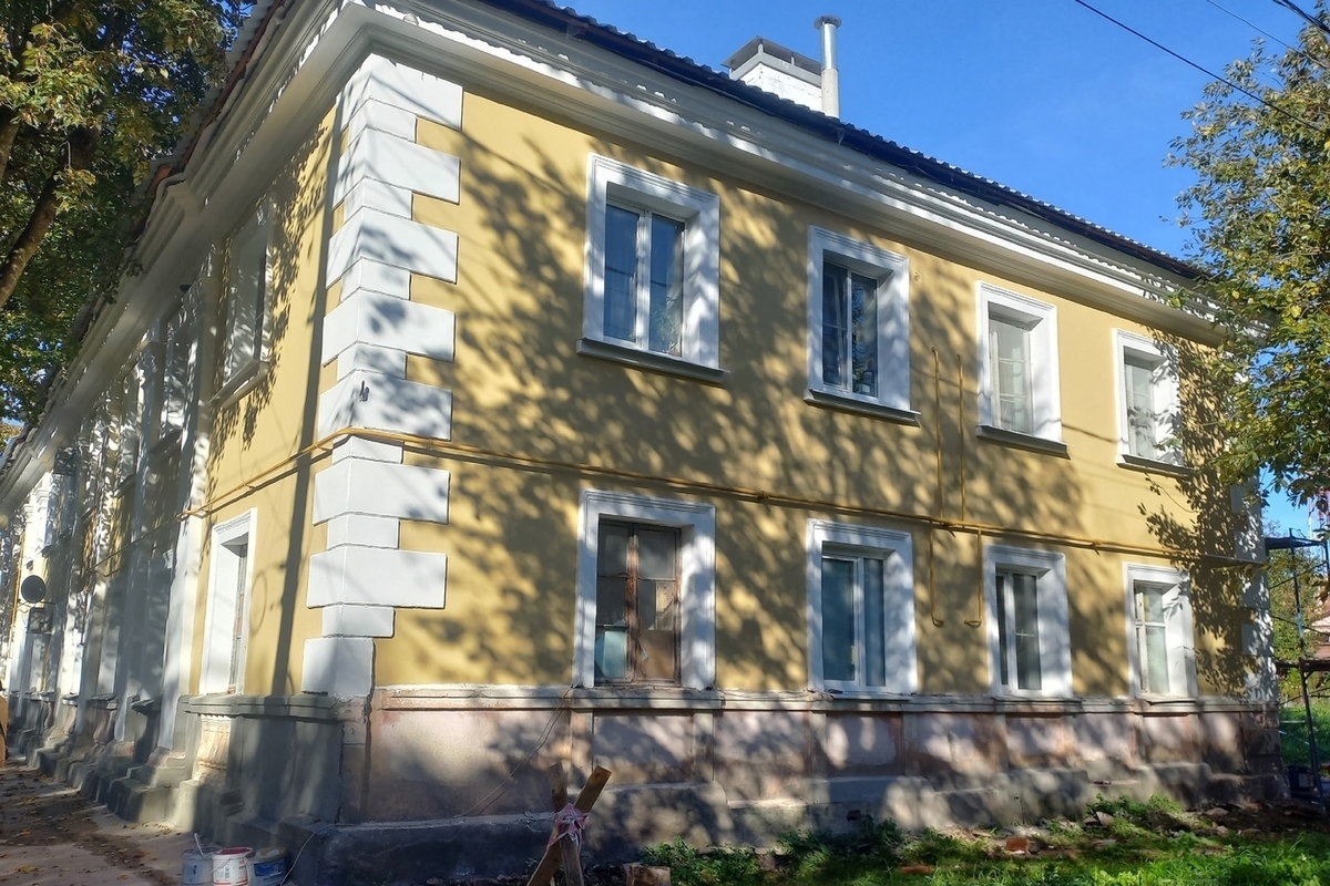 В Великом Новгороде начали ремонт дома 1949 года, стоящего на дворе Ивана Грозного