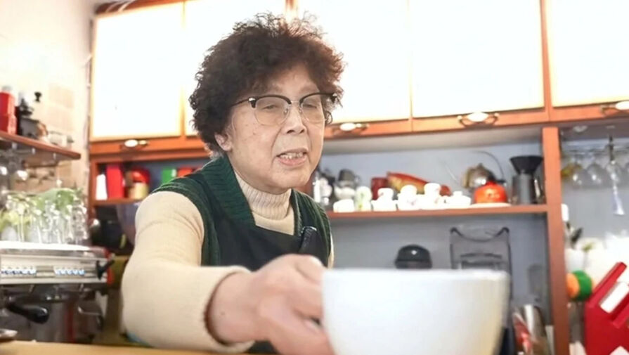 86-летняя пенсионерка спасла разорявшееся кафе сына и стала местной знаменитостью