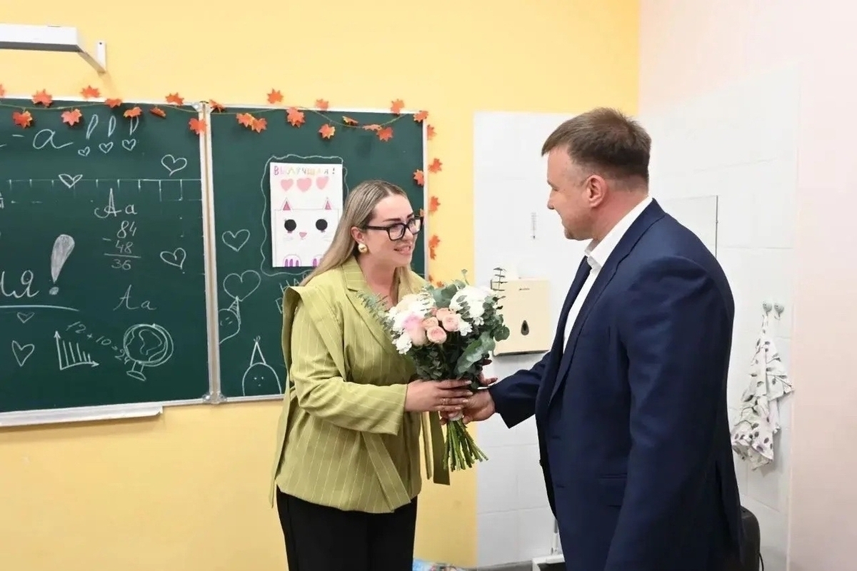 Глава Серпухова поздравил педагога школы № 17
