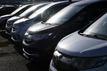 Продажи новых автомобилей в России упали