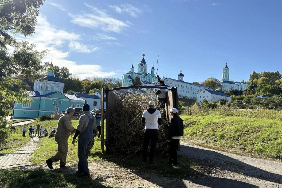 В Коренной пустыни куряне очистили берег Тускари от мусора и клена