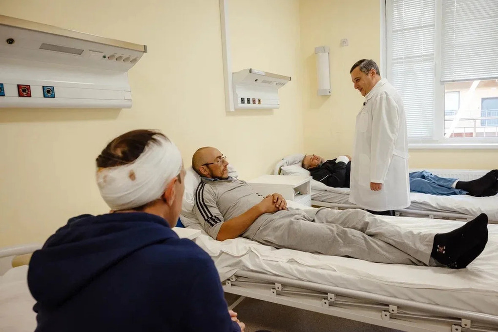 Александр Хинштейн проведал в больнице курян, пострадавших от атак ВСУ