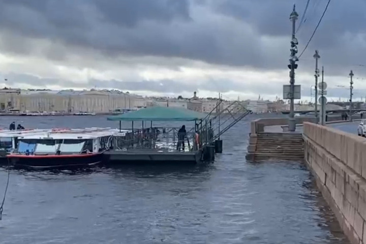 Подъём воды в Петербурге заставил срочно убирать мостики на набережных