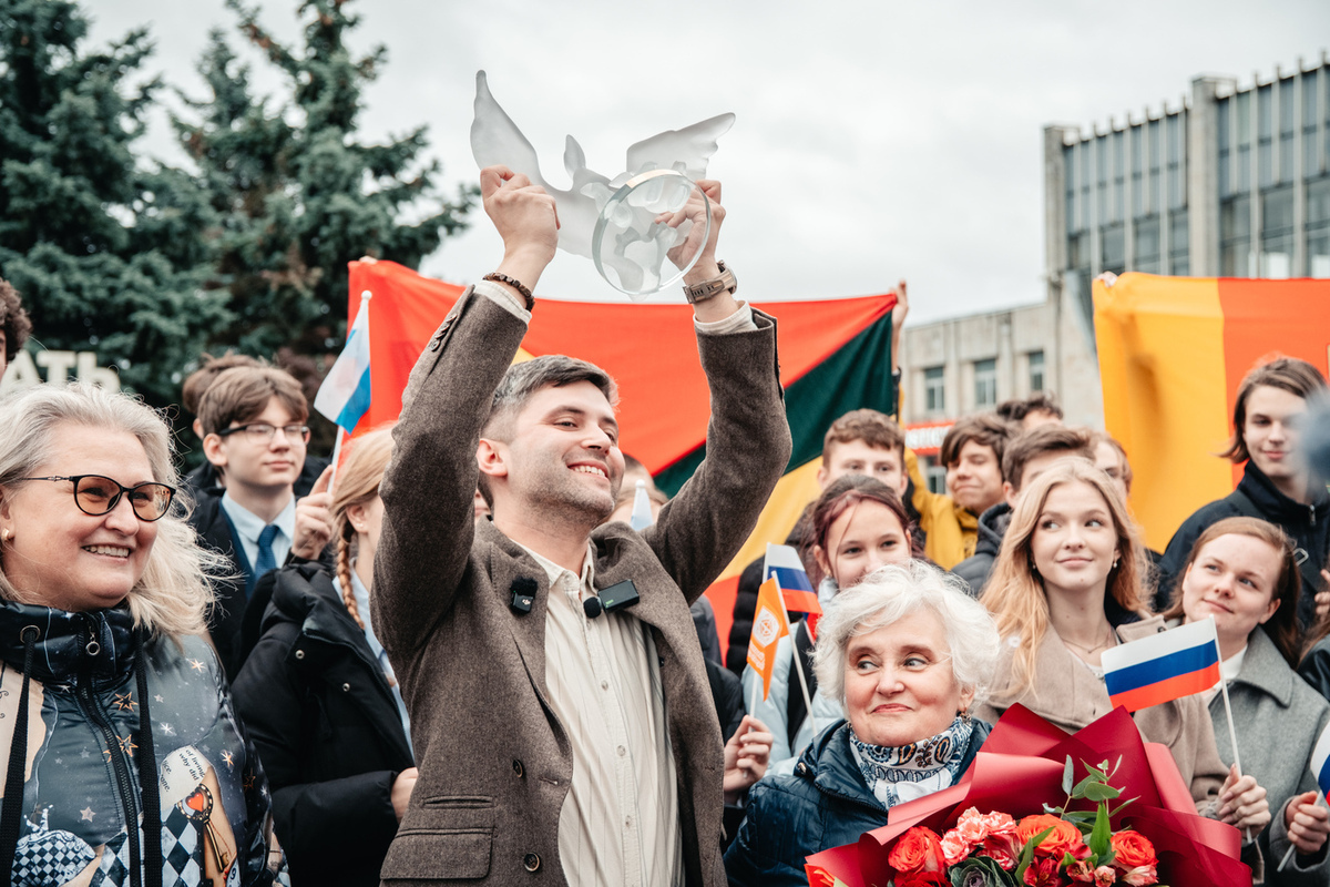 Победителя Всероссийского конкурса «Учитель года России – 2026» Алексея Морозова встретили на вокзале в Твери