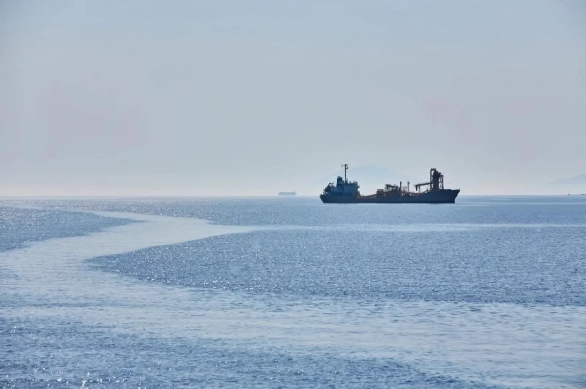 В Черном море загорелся танкер