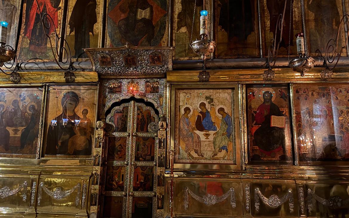 «Троицу» Рублева вернули в иконостас собора в лавре. Фото
