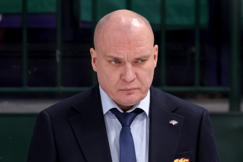 Скандального тренера КХЛ отстранили от работы: главные конфликты Разина
