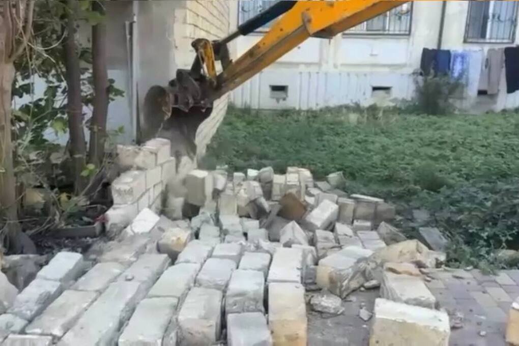 В Дербенте снесли восемь незаконных объектов на трёх улицах