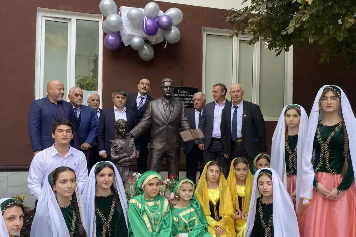 В Дагестане открыли памятник учителю