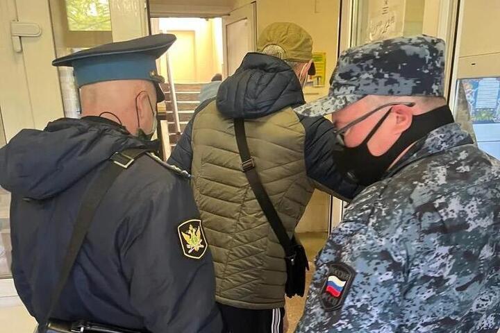 Новосибирца с туберкулезом отправили на лечение с помощью приставов