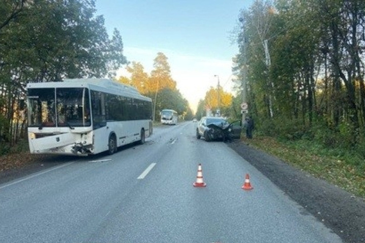 В Красноглинском районе Самары в ДТП с 4 авто на ул. Лесной ранены 2 человека