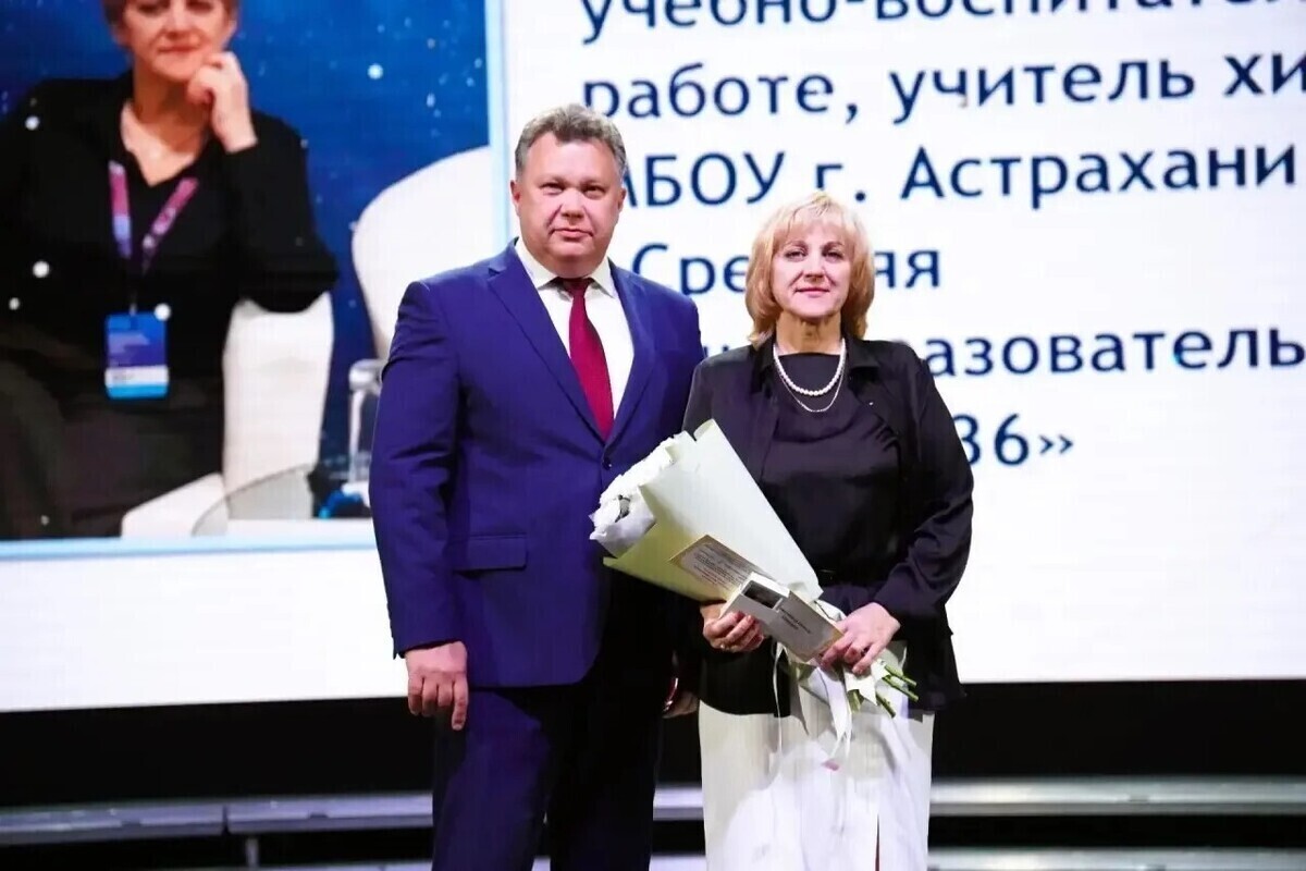 Мэр Астрахани наградил работников системы образования