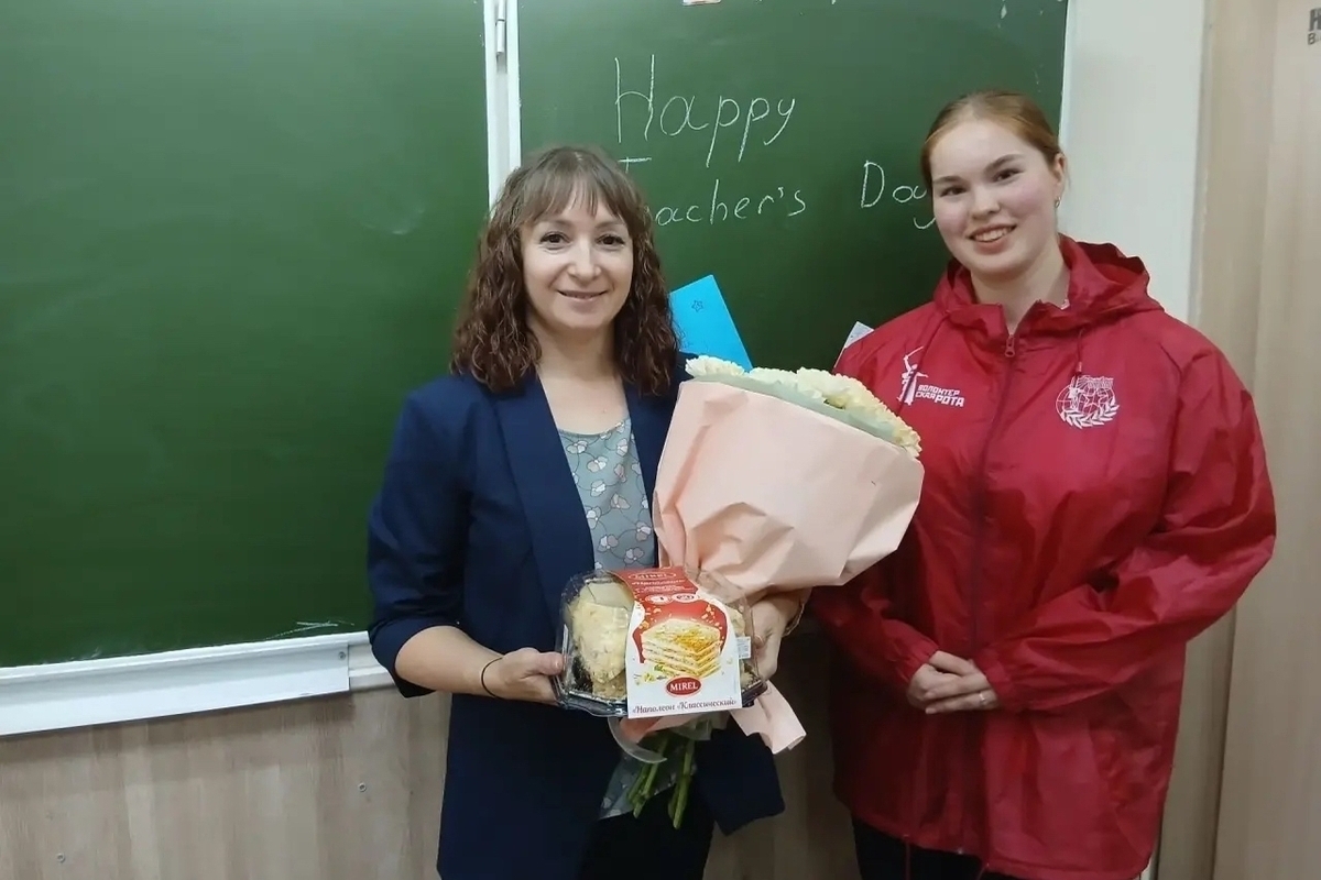 «Спасибо за вдохновение»: Активисты Волонтёрской Роты поздравили педагогов с профессиональным праздником