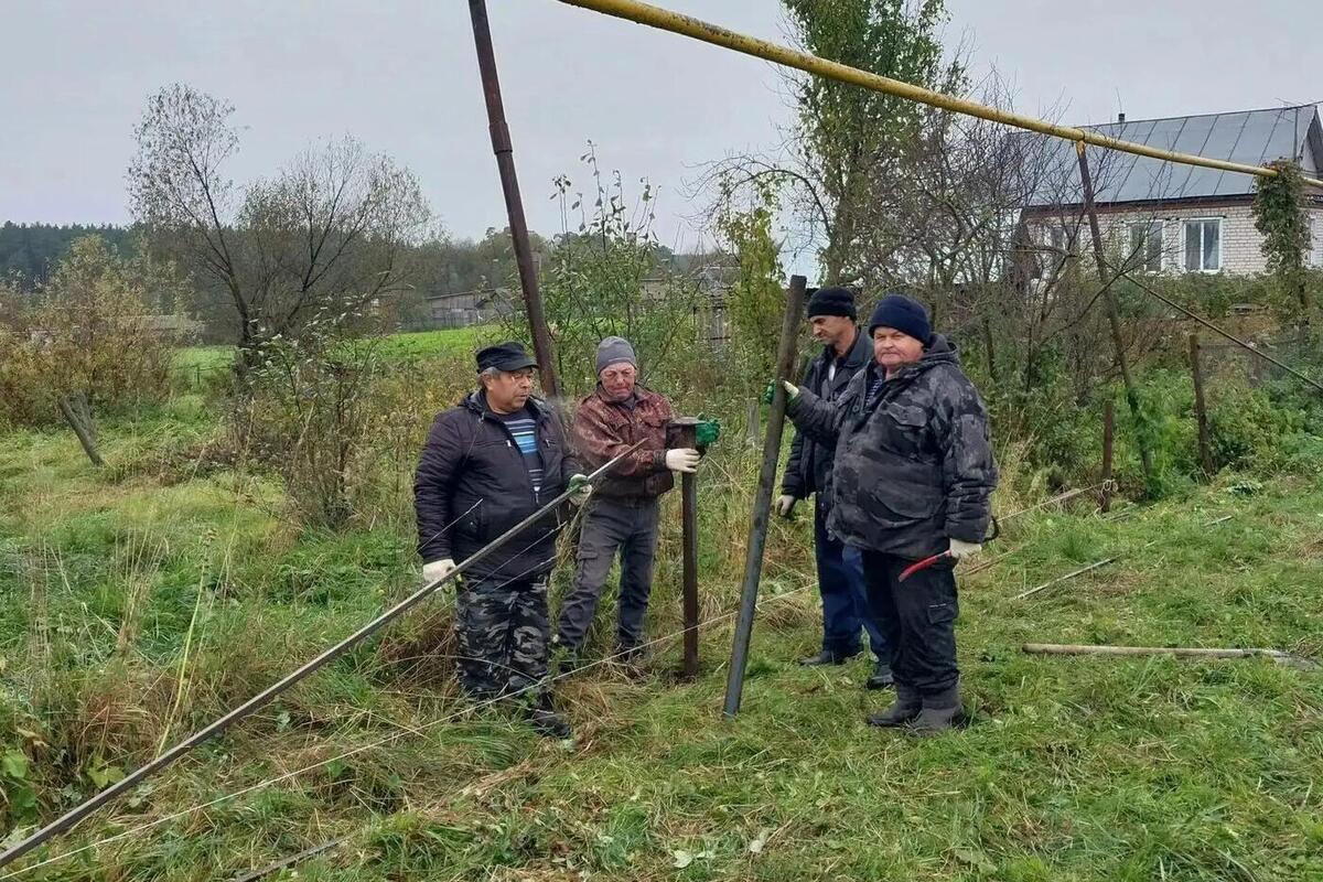 В Шемуршинском округе семье участника СВО помогли установить новый забор
