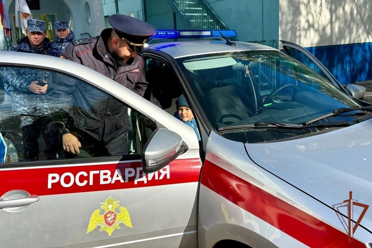 Росгвардеец рассказал воспитанникам детсада №106 о безопасности