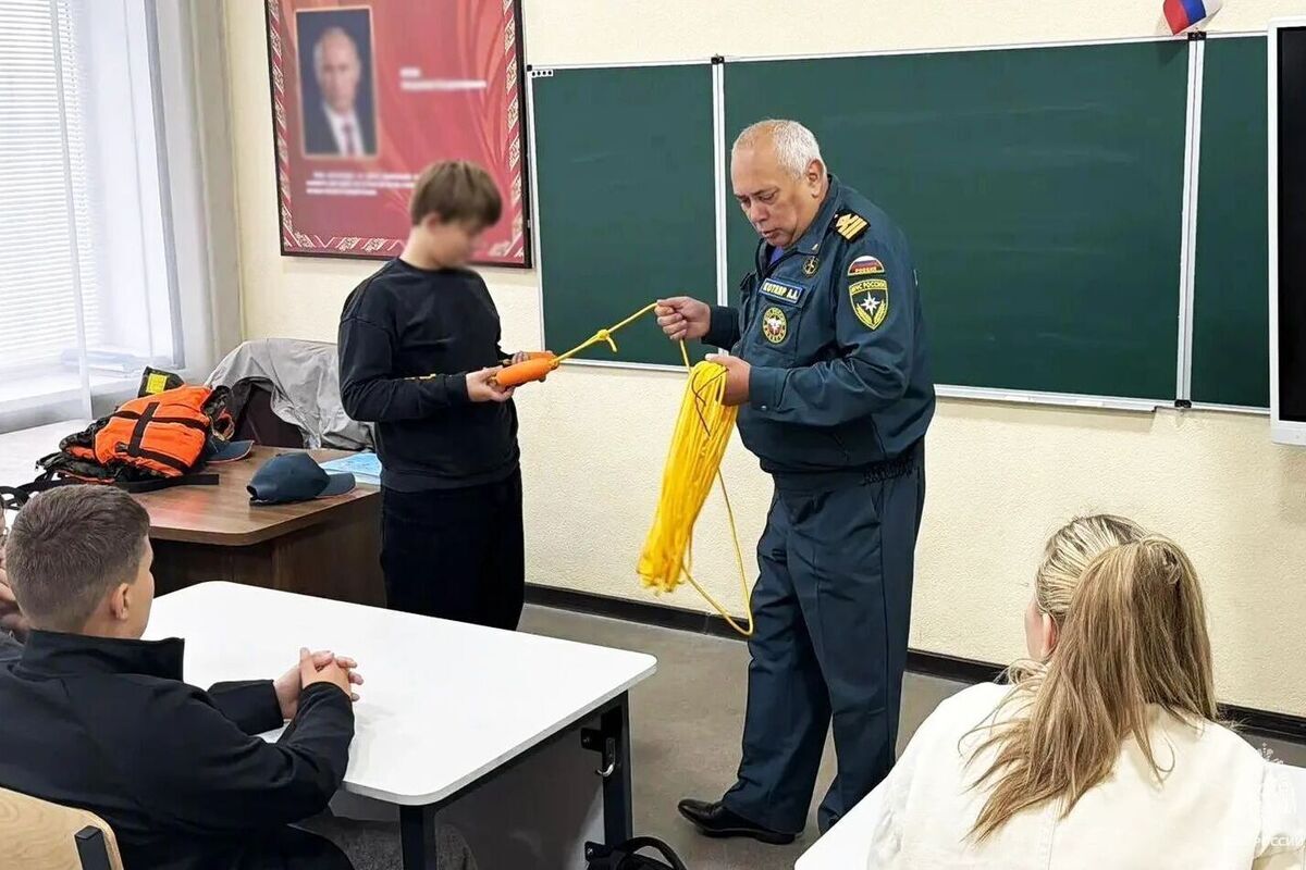 Спасатели МЧС рассказали школьникам Бердянска о безопасности на воде