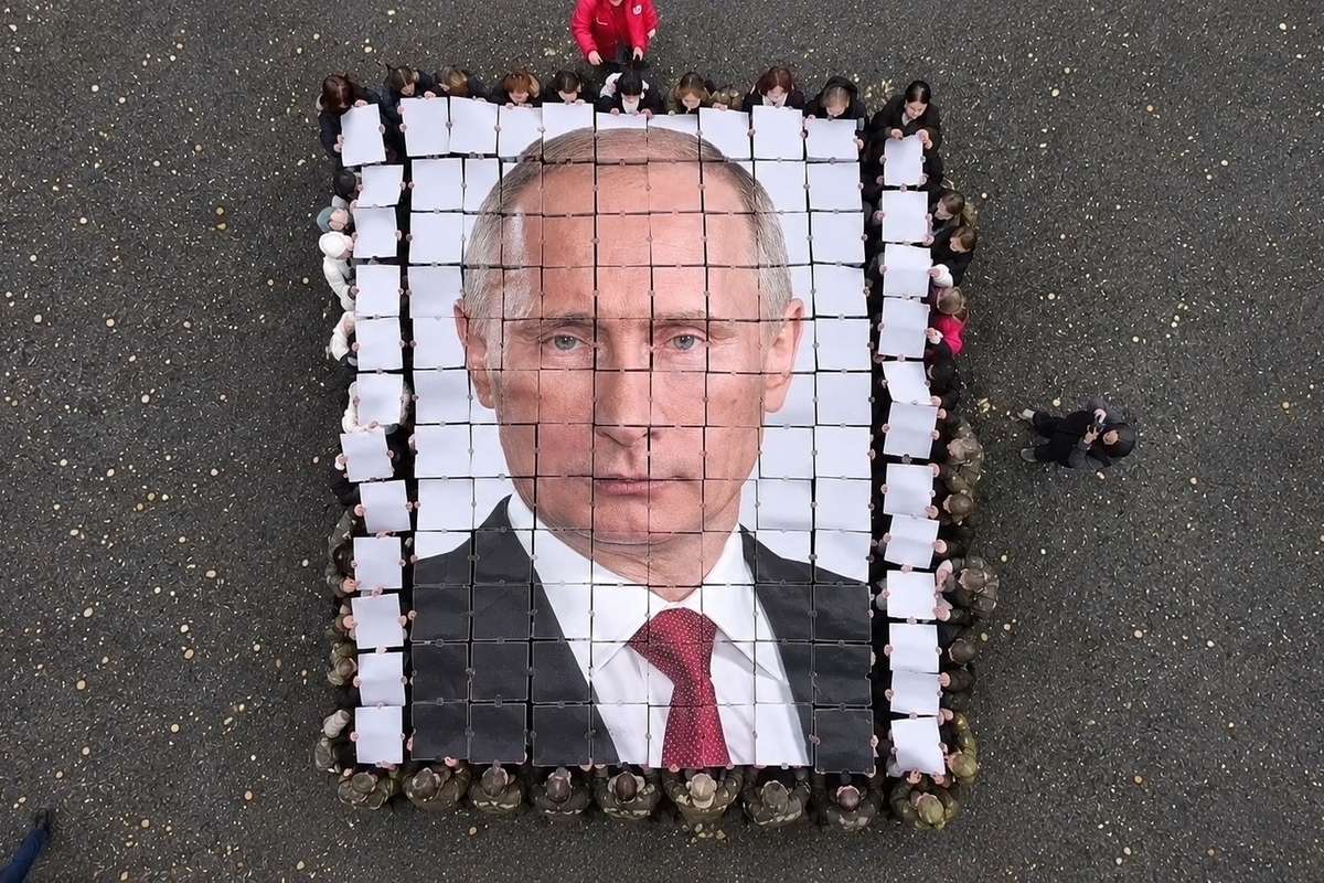 «В единстве — сила»: В Костроме прошел массовый флешмоб в честь Дня рождения Президента России