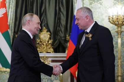 Президент Абхазии поздравил Путина с днем рождения