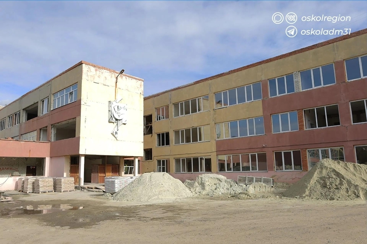 Фасад школы № 2 в Старом Осколе наполовину готов