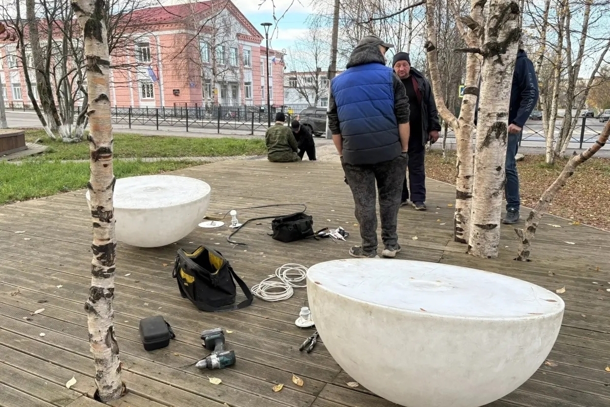 Светящиеся сферы фонтана в Кандалакше стали маяком для местных вандалов