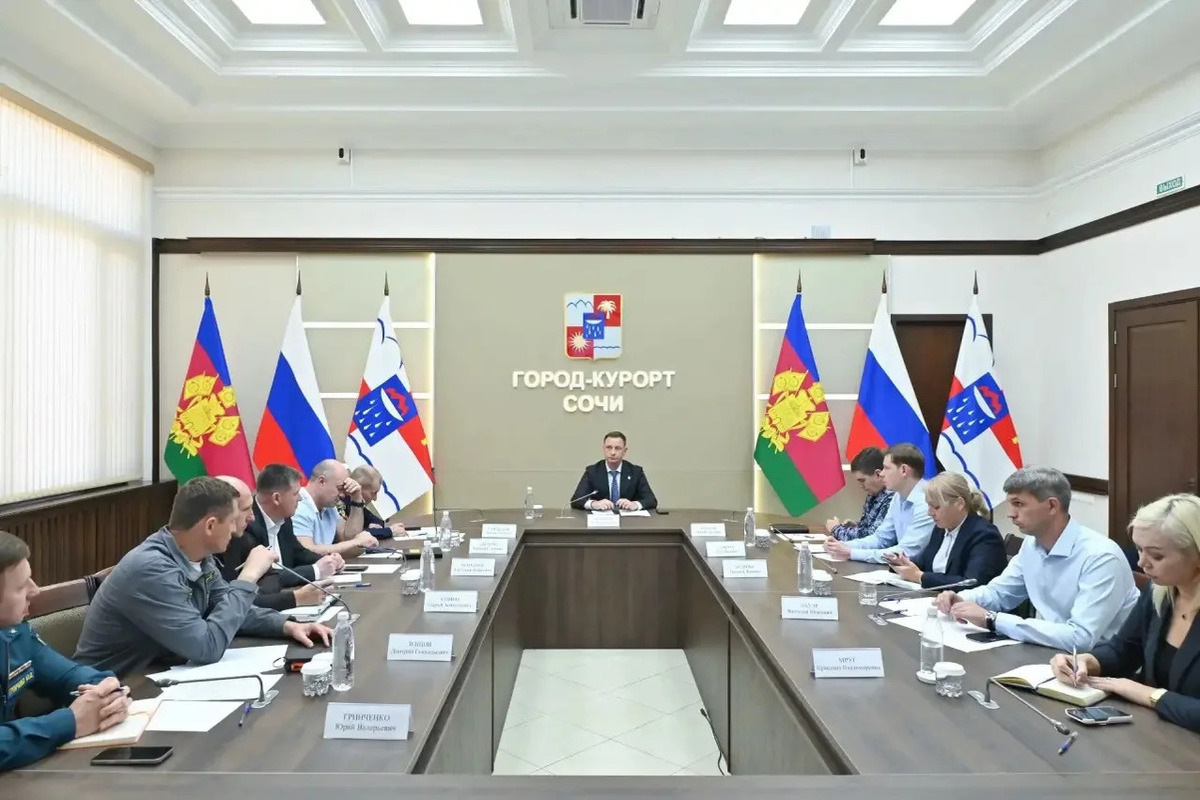 На пляжах в Сочи сохраняются ограничения на купание после пожара на танкере