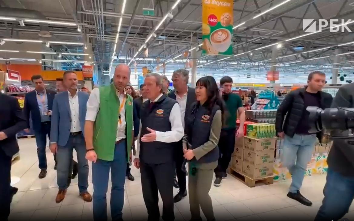 Экс-канцлер ФРГ Герхард Шредер побывал в гипермаркете Globus. Видео