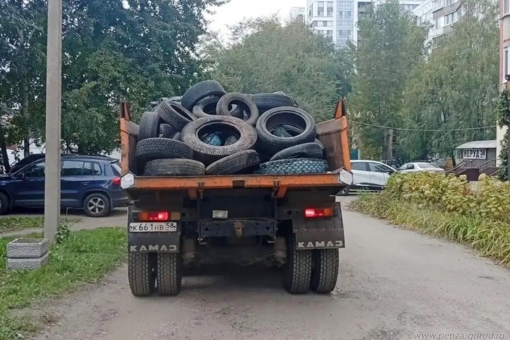 Старые покрышки убрали с пяти улиц Октябрьского района Пензы
