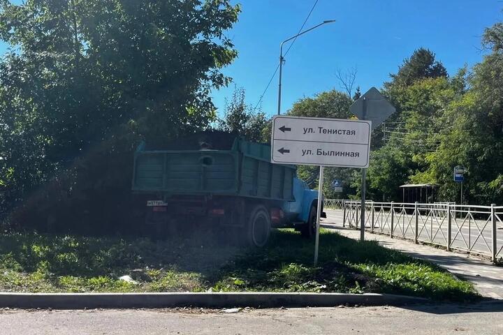 В Кисловодске водителя оштрафовали за парковку на газоне у Старого озера