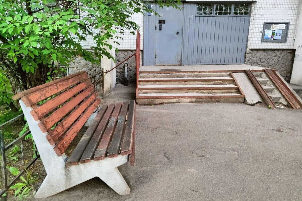 УК в Мурманске отремонтировала опасный подъезд дома после иска в суд