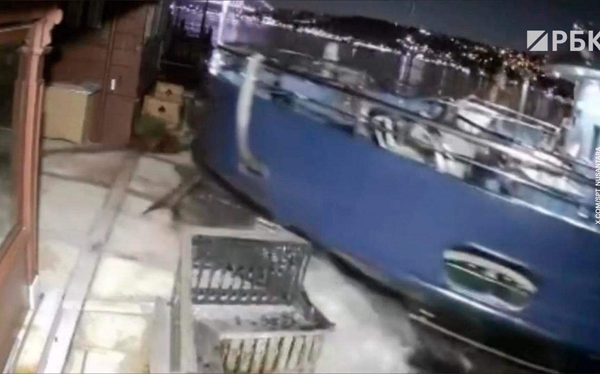 В Стамбуле катер протаранил 200-летний особняк на берегу Босфора. Видео