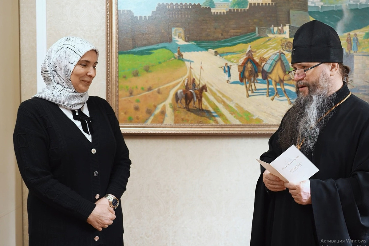 Советник муфтия Дагестана Айна Гамзатова получила медаль РПЦ