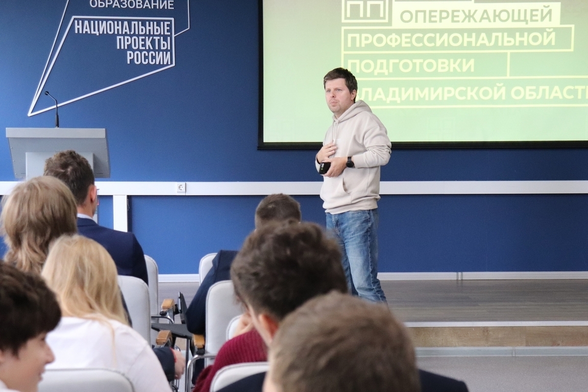 Школьники Владимира познакомились с ИИ и 3D технологиями в рамках «Урока цифры»