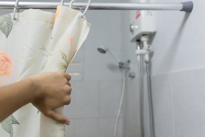 Россиян предупредили об опасности шторок для ванны