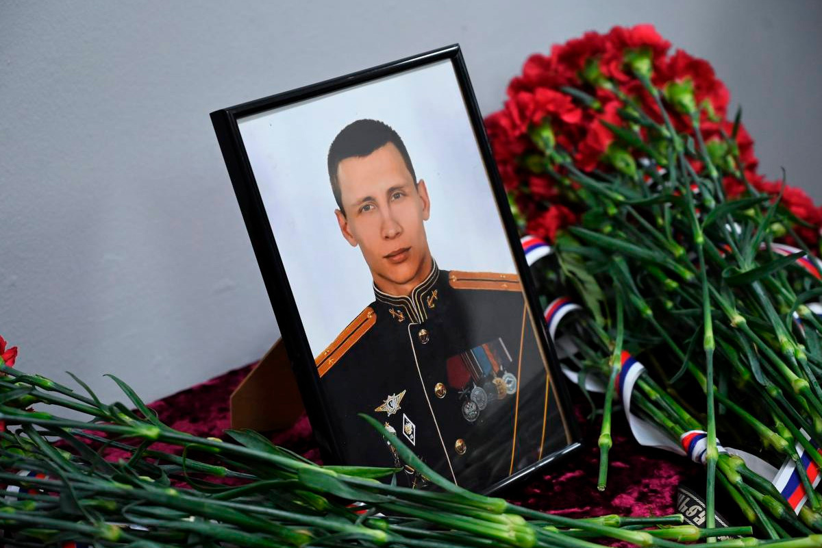 В Ельце открыли мемориальную доску лейтенанту Евгению Попову
