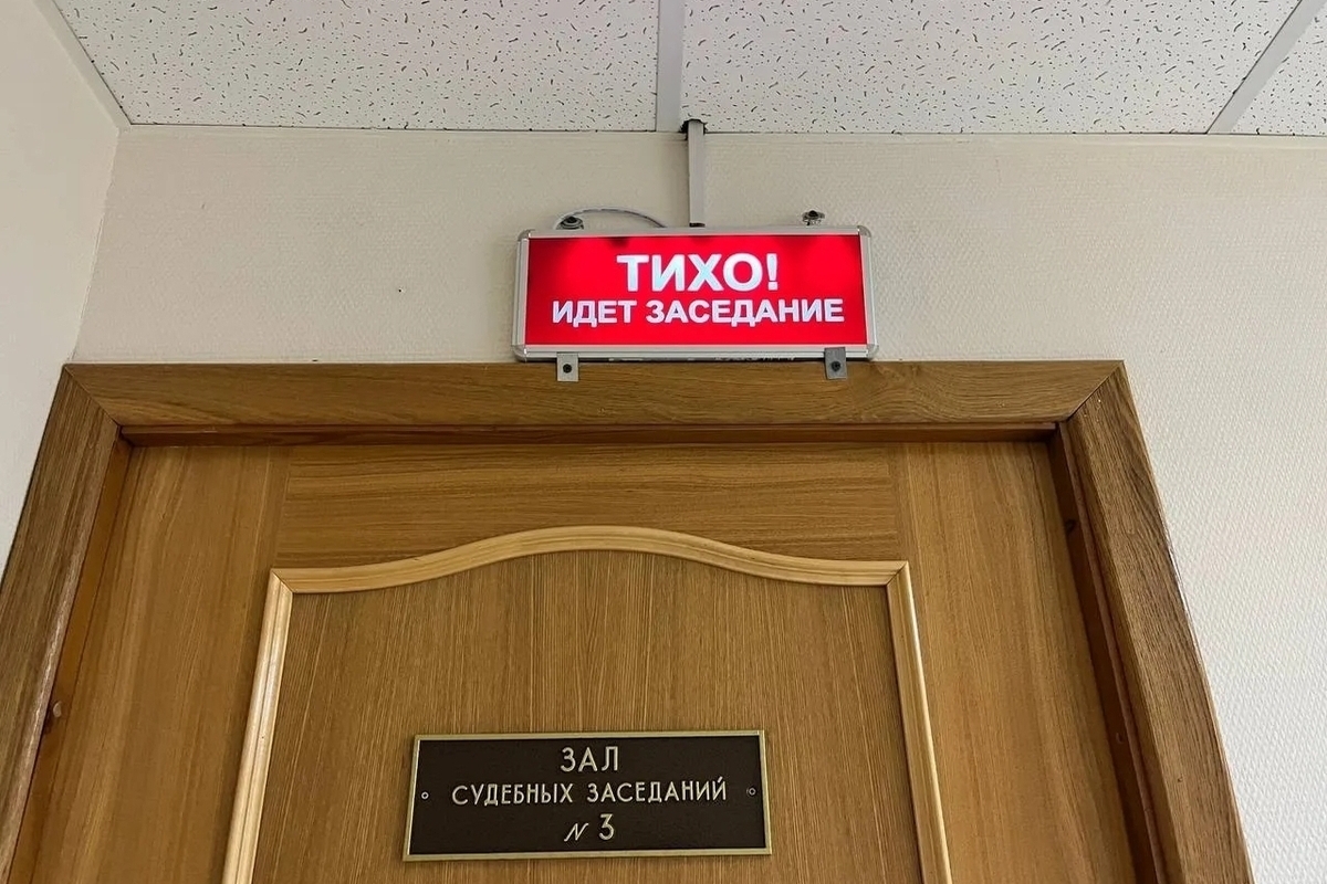 Желание поймать с поличным курящих на работе привело петербуржца в суд