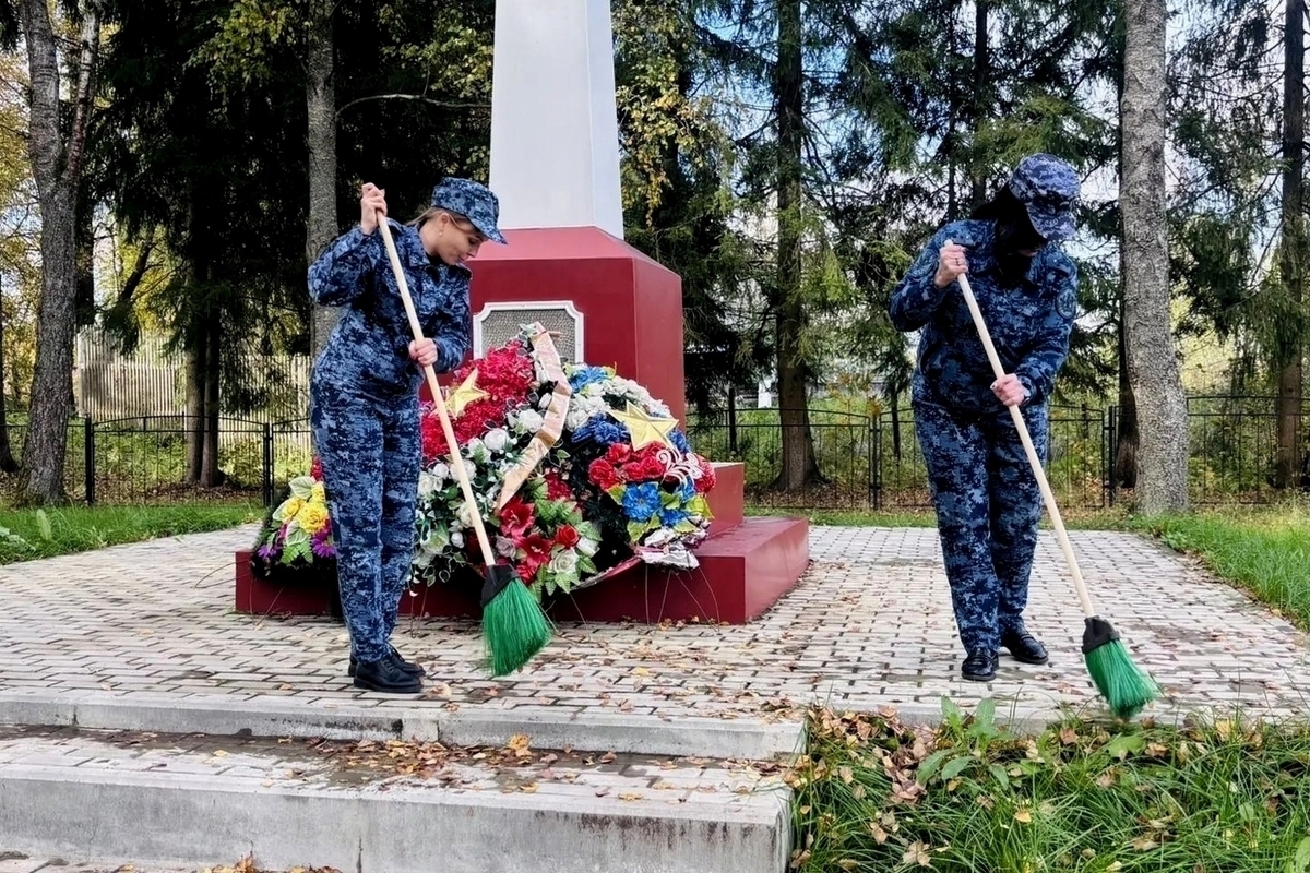 Сотрудники УФСИН по Смоленской области привели в порядок воинские захоронения в рамках акции «Зеленая Россия»