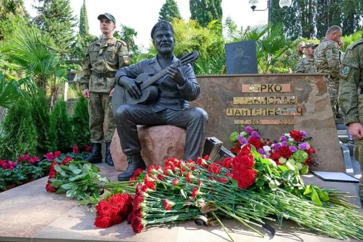 Памятник Герою ДНР открыли на Успенском кладбище в Сочи