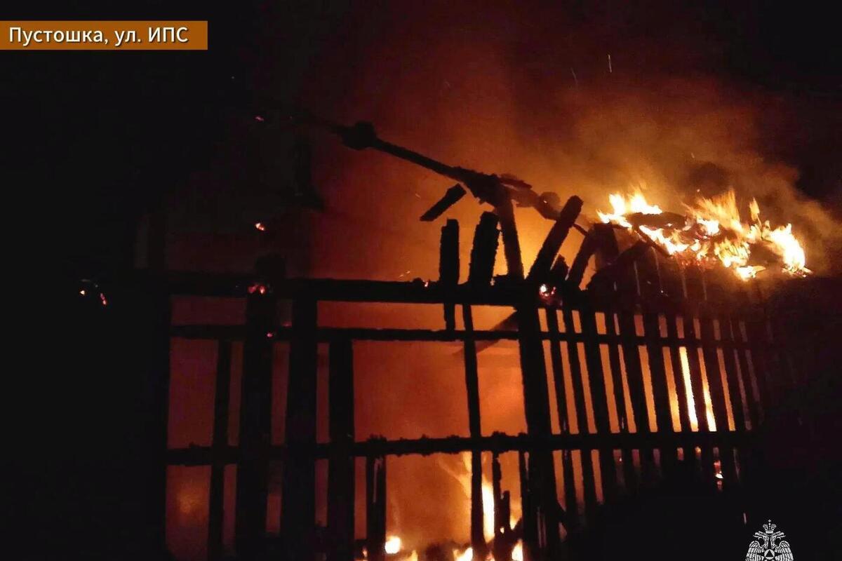 Два техногенных пожара в Псковской области: спасены жилые дома и техника
