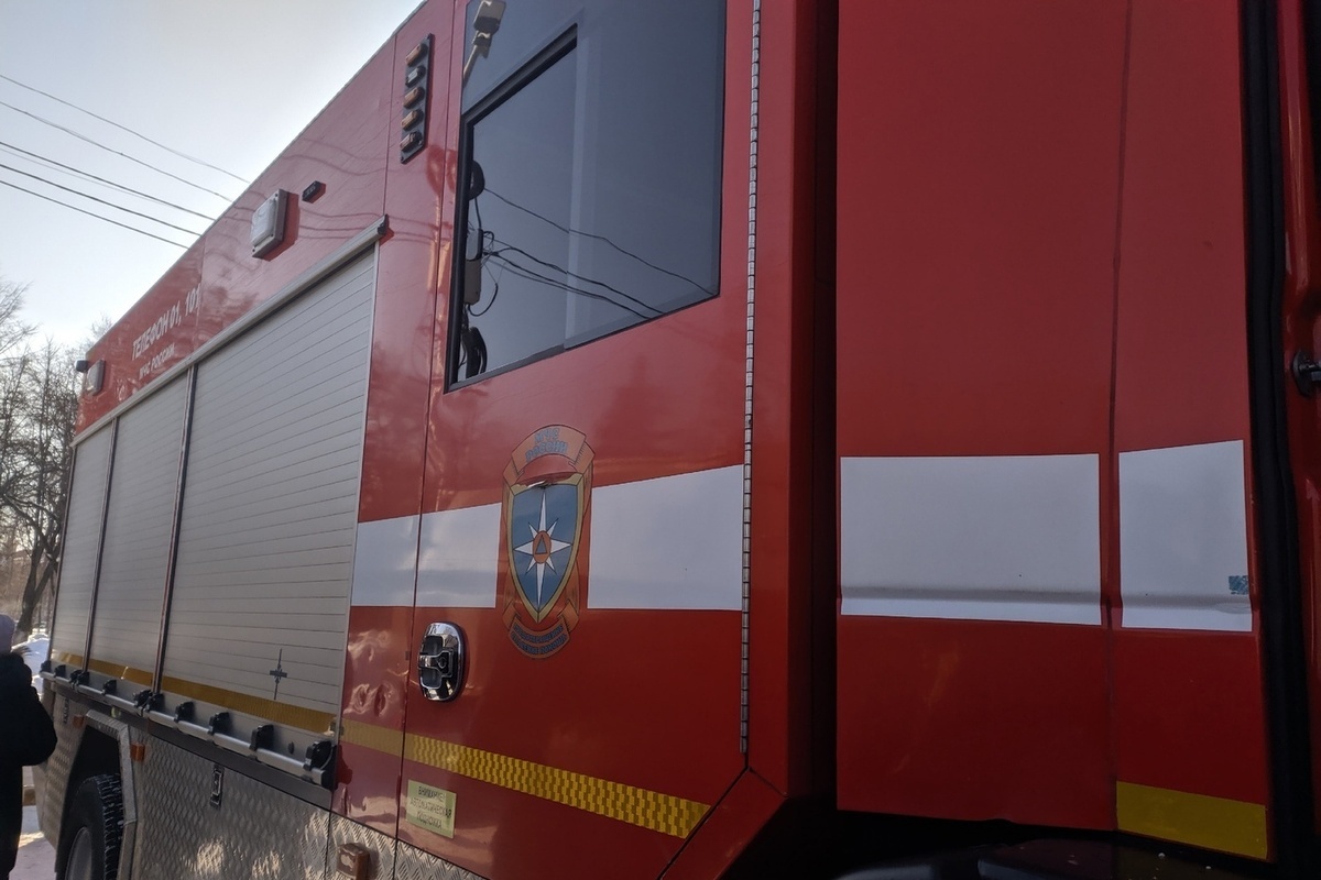 Строительный вагончик загорелся в Череповце: пострадала женщина