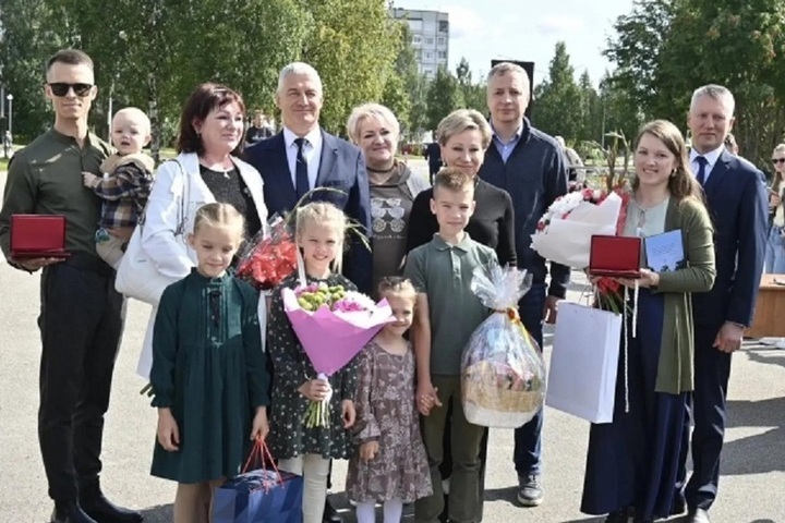 Многодетная семья из Костомукши получила медаль «Родительская слава»