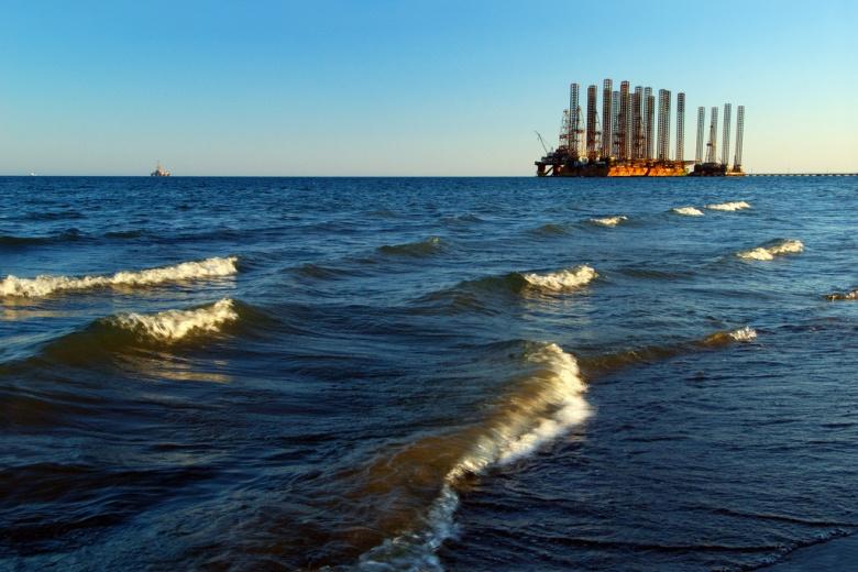 Песков рассказал о последствиях горения нефти в танкере в Черном море
