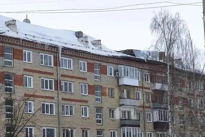 В Алатыре директора УК оштрафовали после схода снега с крыши