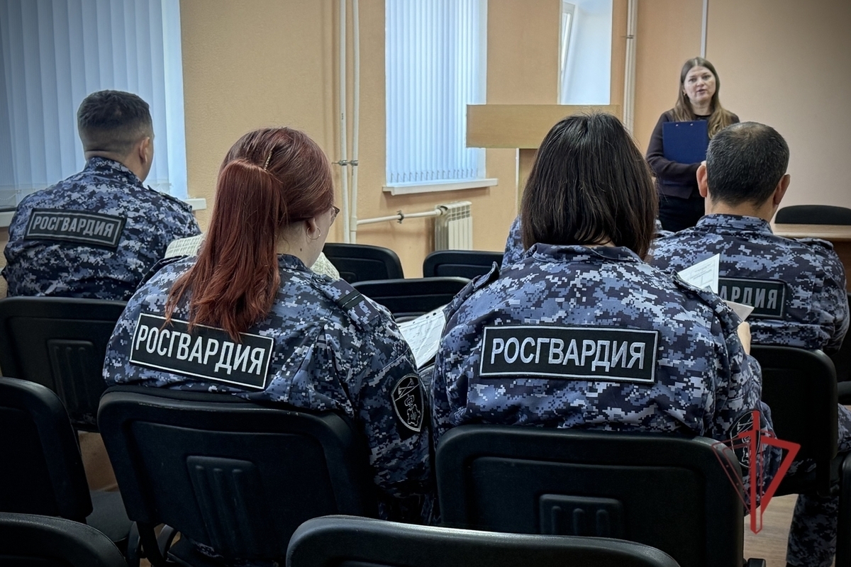 Пензенским росгвардейцам рассказали о финансовой безопасности