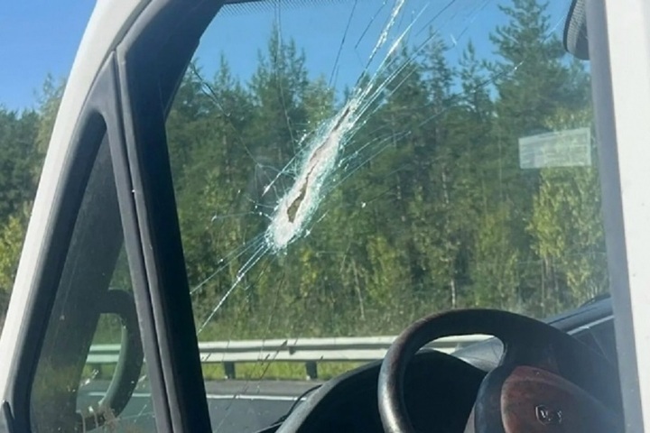 Осколок детали самосвала стал причиной серьезного ДТП в Карелии