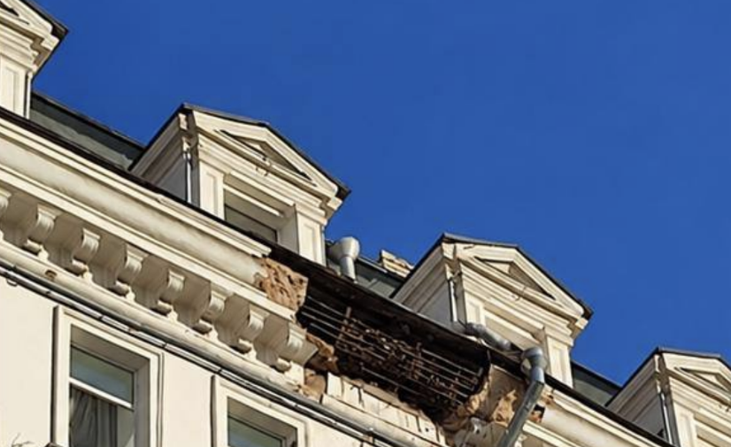В Москве частично обрушился фасад жилого дома