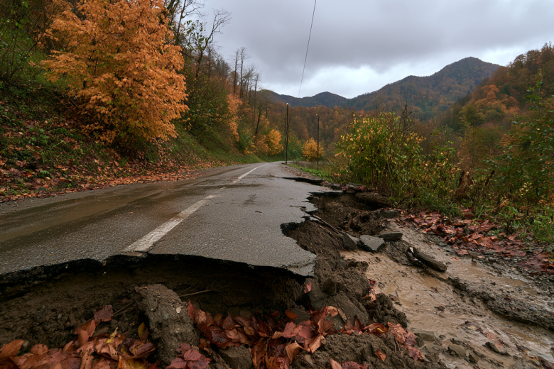 Российское село отрезало от Сочи из-за обвала дороги
