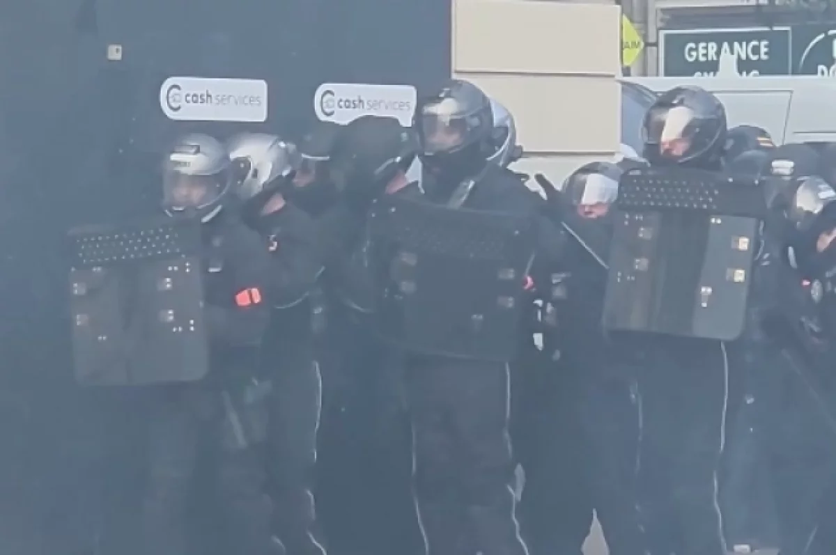 Полиция Франции впервые использовала щиты со стробоскопами на протестах
